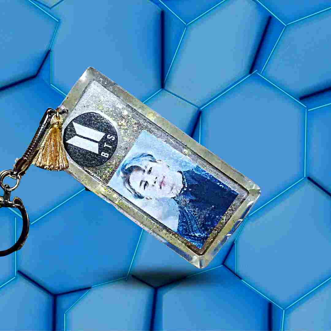 Porte-clés BTS doré à paillettes avec le portrait de Jimin
