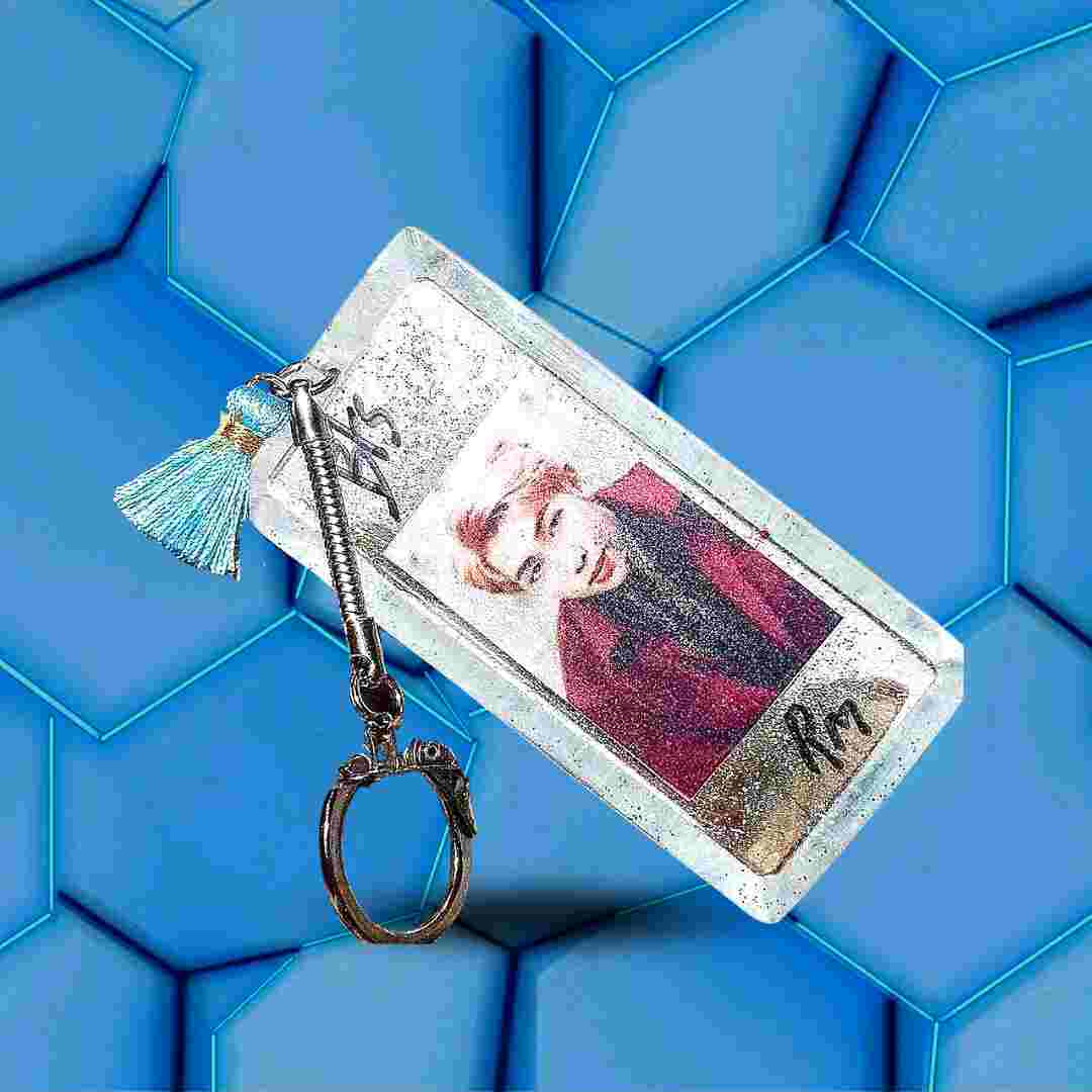Porte-clés BTS à paillettes avec le portrait de RM