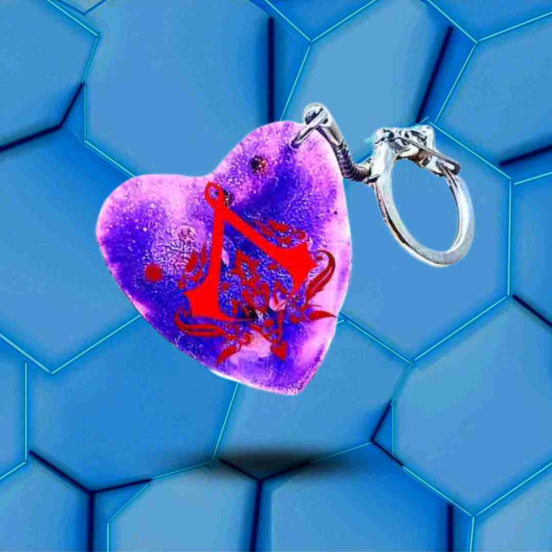 Porte-clés en forme de cœur violet avec le logo de Assassin's Creed
