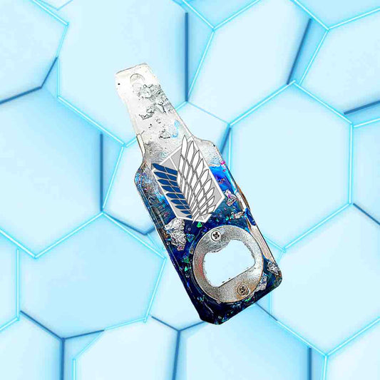 Décapsuleur en forme de bouteille bleu et blanc avec des paillettes argentées et le motif de SNK Attaque des Titans
