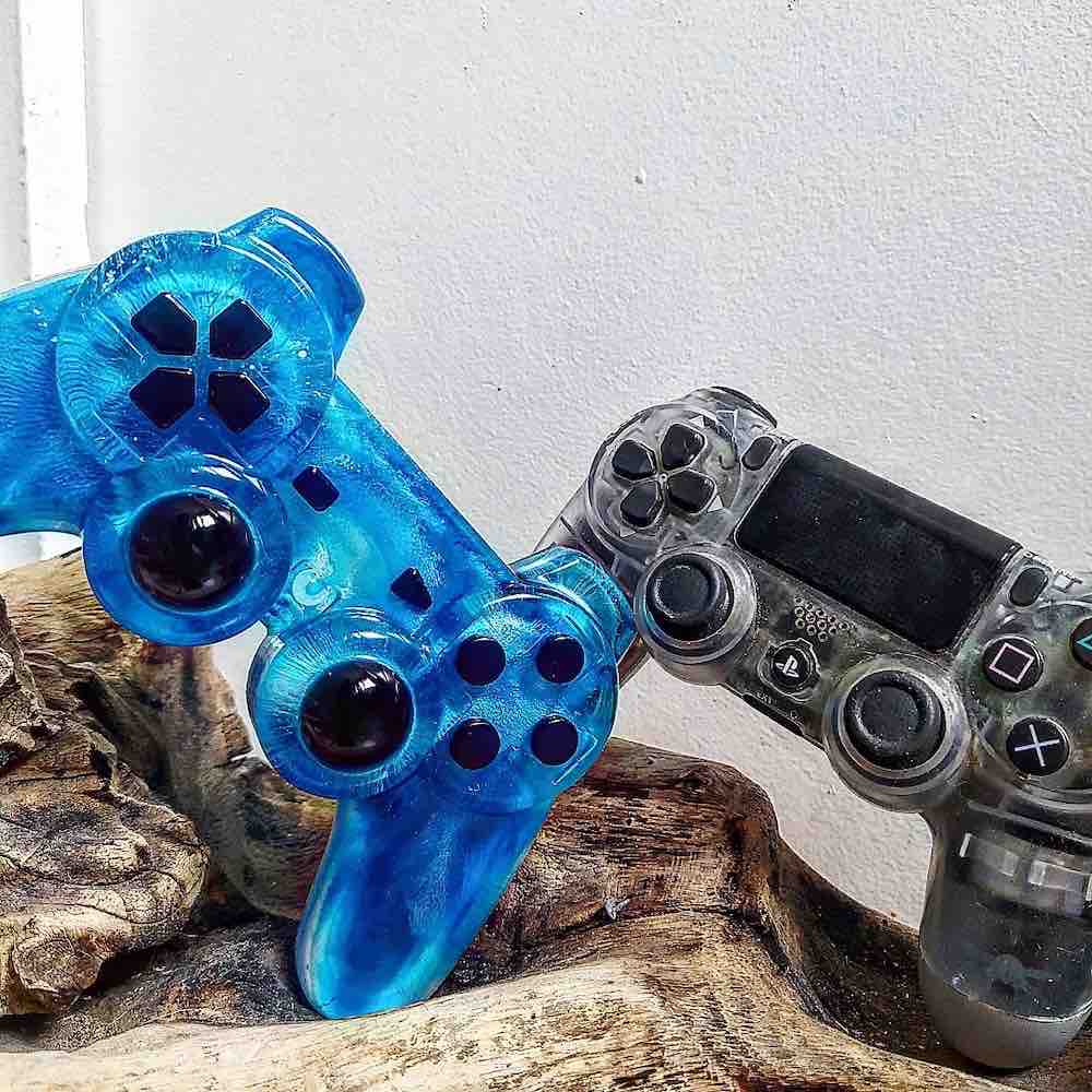 Décorations manette Playstation sans socle, une bleue et une noire