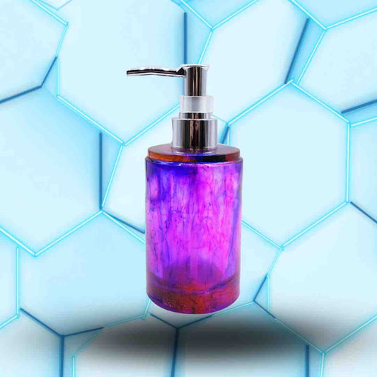 Distributeur de savon rose sur fond bleu