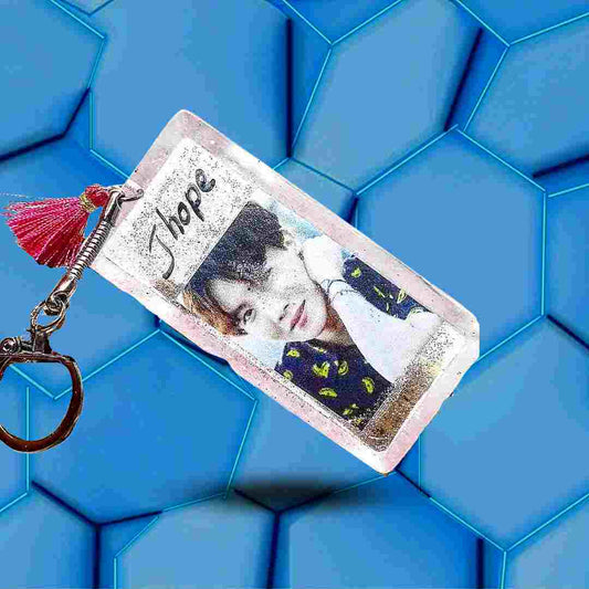 Porte-clés BTS à paillettes avec le portrait de J hope
